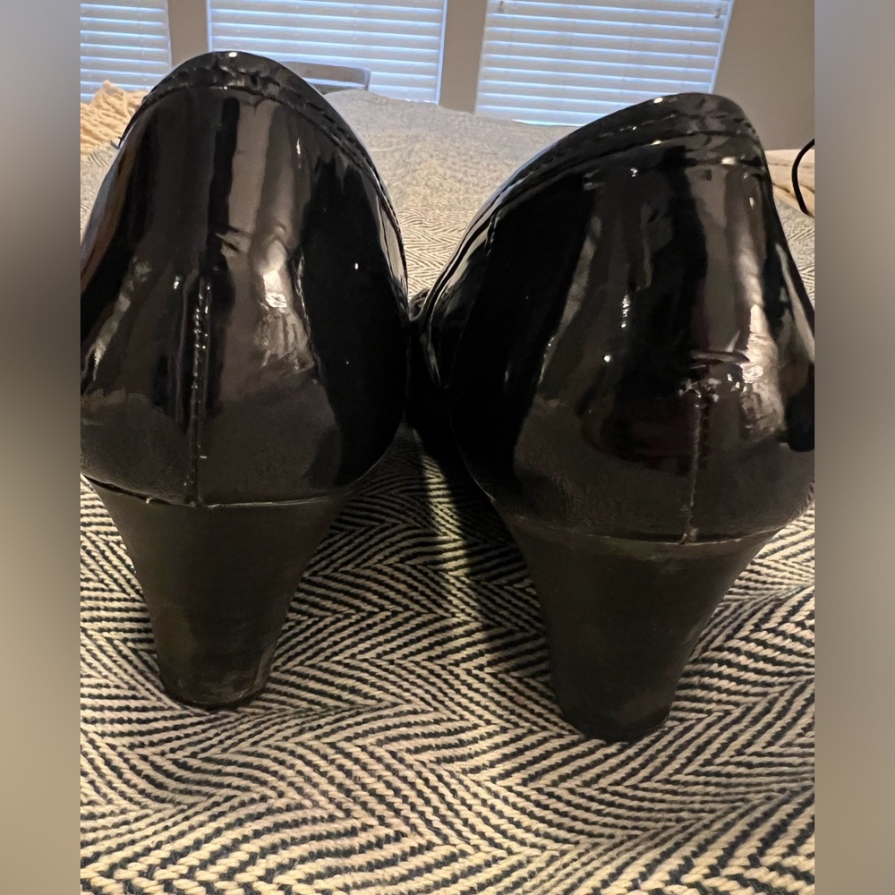 Lauren by Ralph Lauren Navy Patient Leather wedge heel loafer. Size 8.5 - Picture 3 of 5